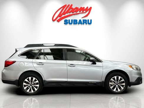 Used 2017 Subaru Outback 2.5i Limited AWD/4WD image 3