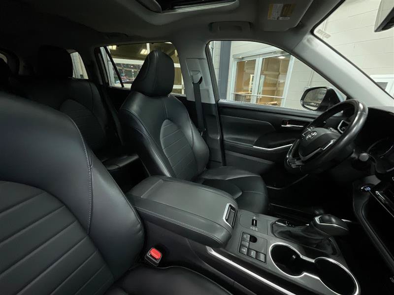 Used 2023 Toyota Highlander XLE FWD image 34