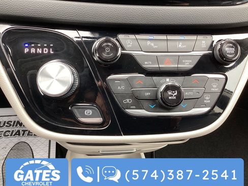 Used 2024 Chrysler Pacifica Touring-L image 27