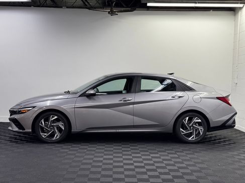 Used 2025 Hyundai Elantra SEL FWD image 3