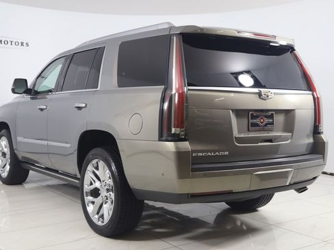 Used 2019 Cadillac Escalade Premium Luxury AWD/4WD image 4