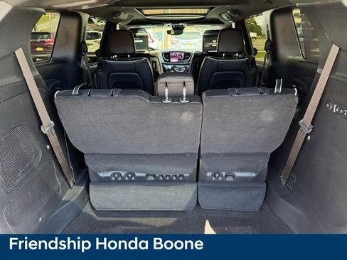 Used 2023 Chrysler Pacifica Limited w/ Uconnect Theater Family Group image 49