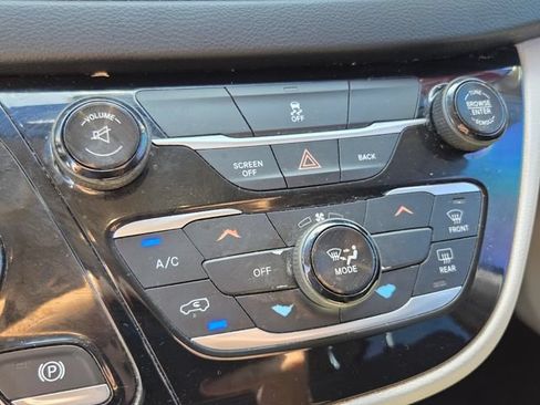 Used 2017 Chrysler Pacifica Touring FWD image 28