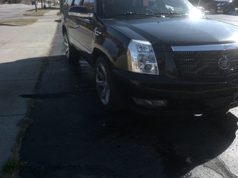 Used 2011 Cadillac Escalade Premium image 3