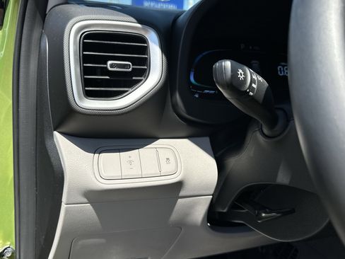 Certified 2023 Hyundai Venue SEL image 29