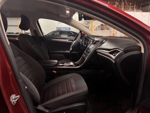 Used 2019 Ford Fusion SE FWD image 18