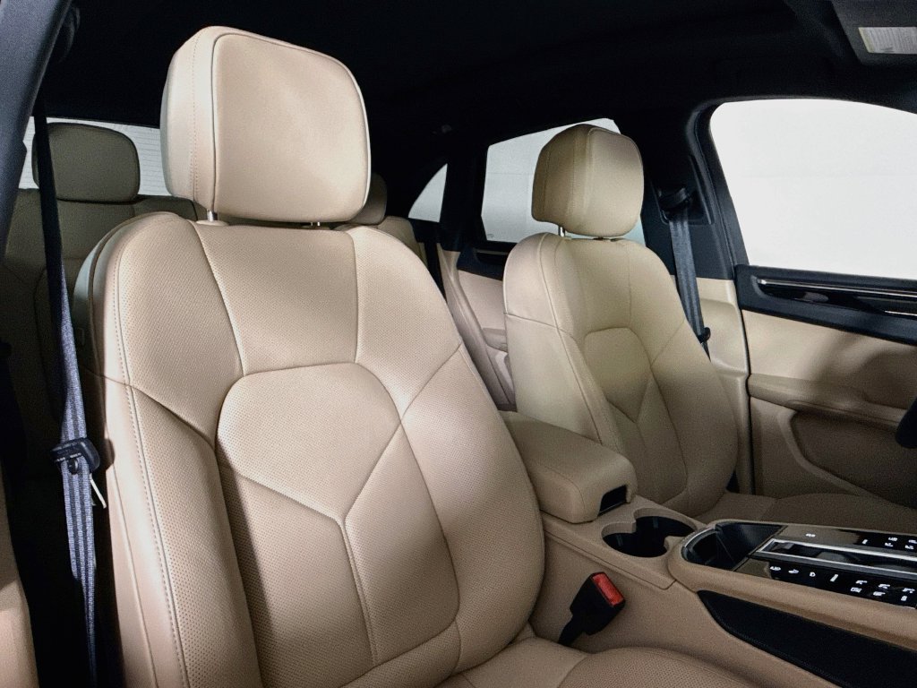 Certified 2026 Porsche Macan AWD/4WD image 18