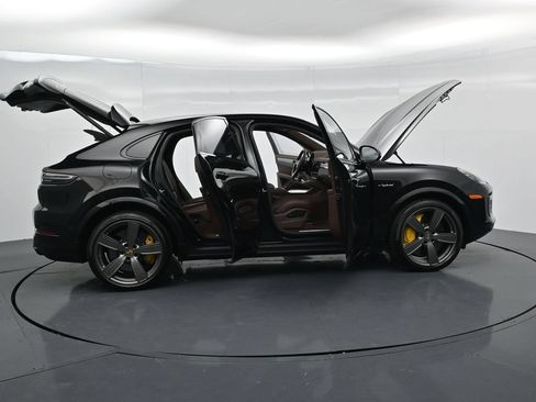 Certified 2023 Porsche Cayenne Turbo S AWD/4WD image 30