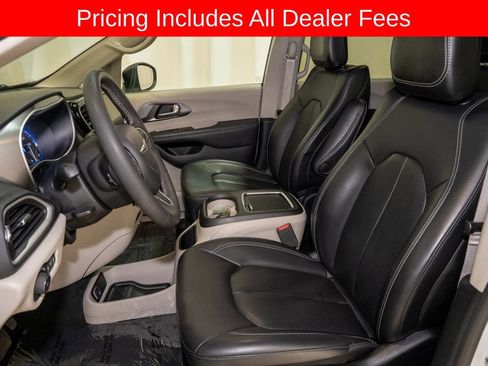 Used 2023 Chrysler Pacifica Touring-L FWD image 11