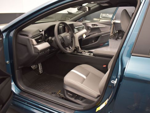 Used 2025 Toyota Camry SE image 12