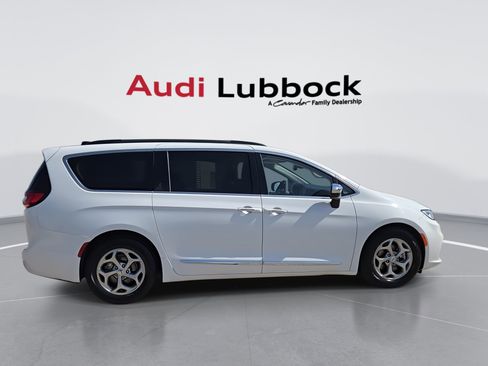 Used 2023 Chrysler Pacifica Limited image 9