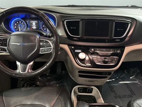 Used 2020 Chrysler Pacifica Touring-L FWD image 10