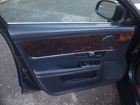 Used 2011 Jaguar XJ L image 30