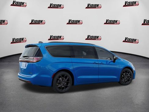 New 2026 Chrysler Pacifica Limited image 4