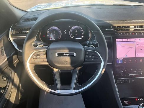 Used 2025 Jeep Grand Cherokee Limited w/ Luxury Tech Group II AWD/4WD image 32