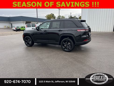 New 2025 Jeep Grand Cherokee Limited w/ Luxury Tech Group II image 17