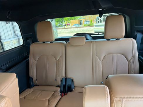 Used 2024 Ford Expedition Platinum AWD/4WD image 4