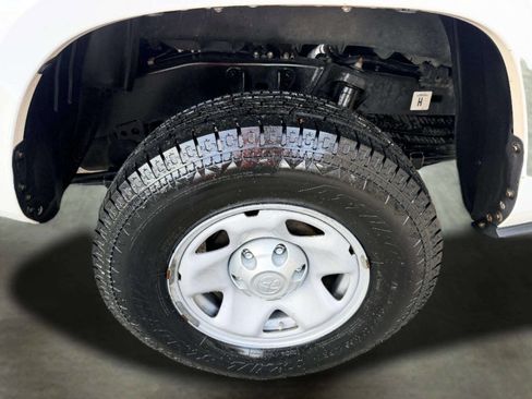 Used 2018 Toyota Tacoma SR5 AWD/4WD image 19
