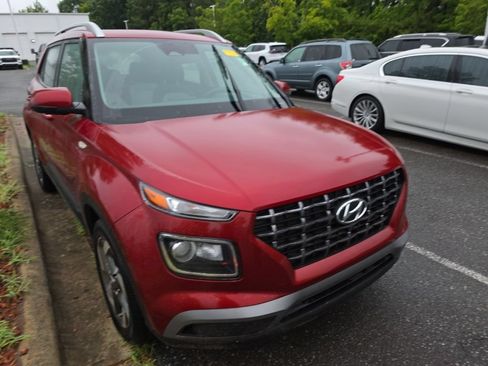 Used 2024 Hyundai Venue SEL FWD image 2