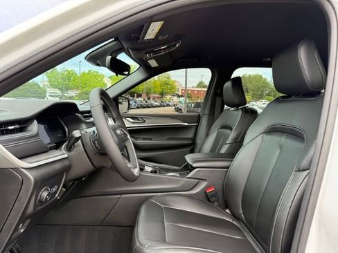Used 2024 Jeep Grand Cherokee Limited RWD image 21