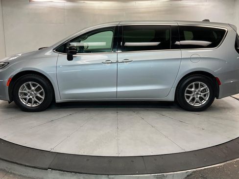 Used 2024 Chrysler Pacifica Touring-L FWD image 2