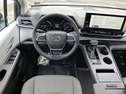 Used 2025 Toyota Sienna XLE image 22