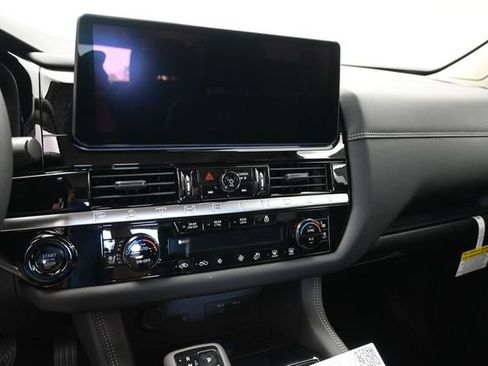 Used 2026 Nissan Pathfinder Platinum FWD image 31