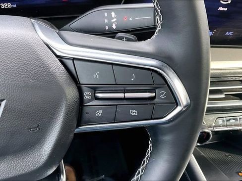 Used 2025 Chevrolet Traverse LT image 19