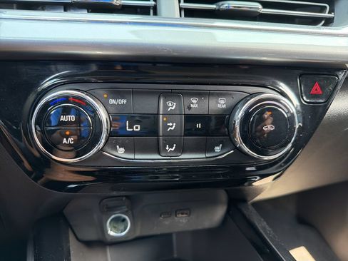 Used 2025 Chevrolet Trax LT w/ LT Convenience Package FWD image 16