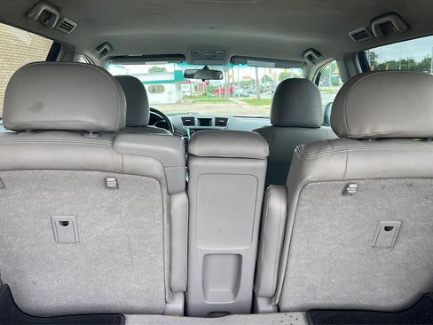 Used 2013 Toyota Highlander Plus AWD/4WD image 19