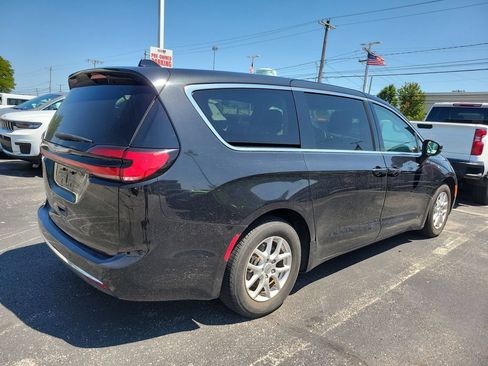 Used 2023 Chrysler Pacifica Touring-L FWD image 6