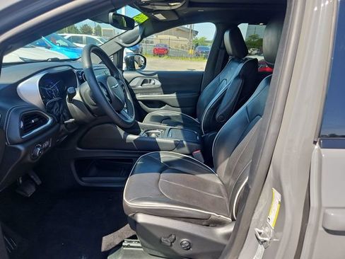 Used 2025 Chrysler Pacifica Limited FWD image 10
