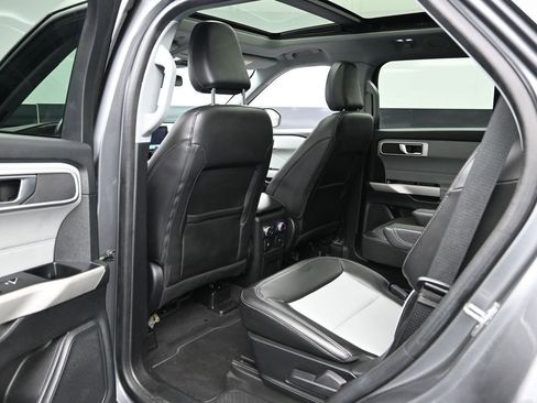Used 2022 Ford Explorer XLT w/ Equipment Group 202A AWD/4WD image 17