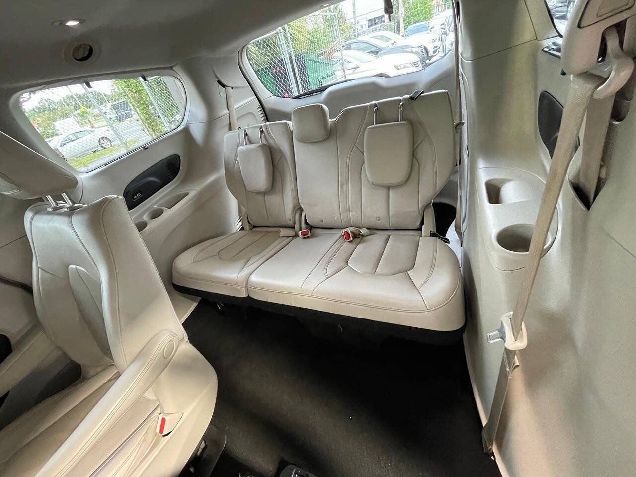 Used 2021 Chrysler Pacifica Touring-L FWD image 7