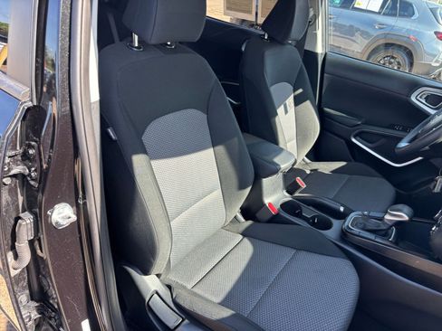Used 2025 Kia Soul LX w/ LX Technology Package FWD image 34