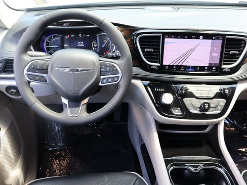 Used 2023 Chrysler Pacifica Limited FWD image 21