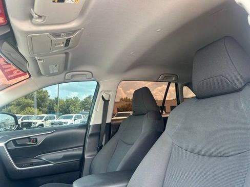 Used 2021 Toyota RAV4 LE FWD image 9