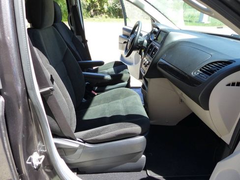Used 2019 Dodge Grand Caravan SE w/ UConnect Hands-Free Group FWD image 40