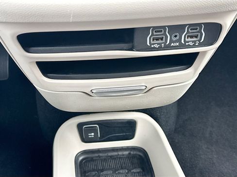Used 2024 Chrysler Pacifica Touring-L image 17