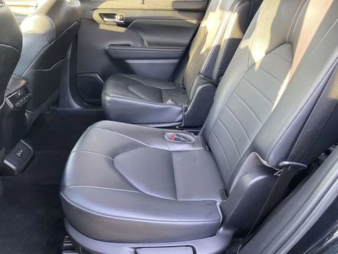 Used 2022 Toyota Highlander XLE image 10