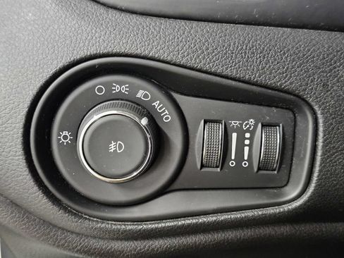 Used 2017 Jeep Renegade Latitude FWD image 28