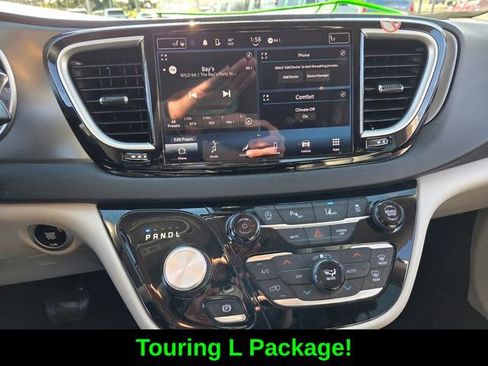 Used 2024 Chrysler Pacifica Touring-L FWD image 23