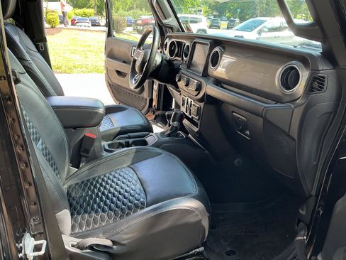 Used 2018 Jeep Wrangler Unlimited Sahara w/ Dual Top Group AWD/4WD image 21