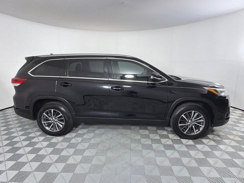 Used 2019 Toyota Highlander XLE image 4