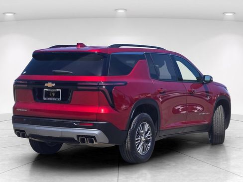 Used 2026 Chevrolet Traverse LT FWD image 3
