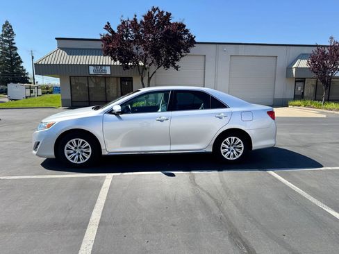 Used 2014 Toyota Camry LE image 4