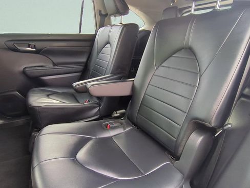 Certified 2024 Toyota Highlander XLE AWD/4WD image 10