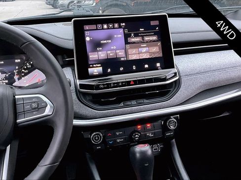 Used 2024 Jeep Compass Latitude image 9