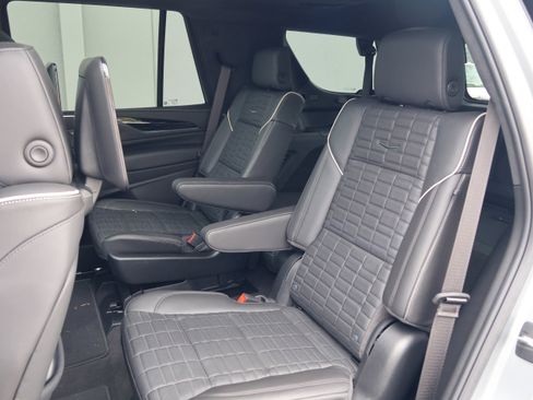 Used 2024 Cadillac Escalade V w/ LPO, ONYX Package image 39