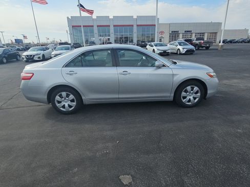 Used 2009 Toyota Camry LE image 2